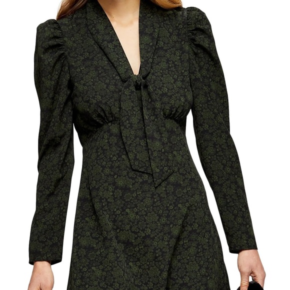 Topshop Dresses & Skirts - Floral Print Long Sleeve Minidress
TOPSHOP Size 8 - Never worn